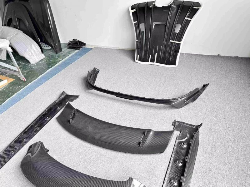 High Quality OEM Style Dry Carbon Fiber Kit With Front Lip Rear Spoiler Rear Diffuser Side Skirts for  992 Real GT3 2024